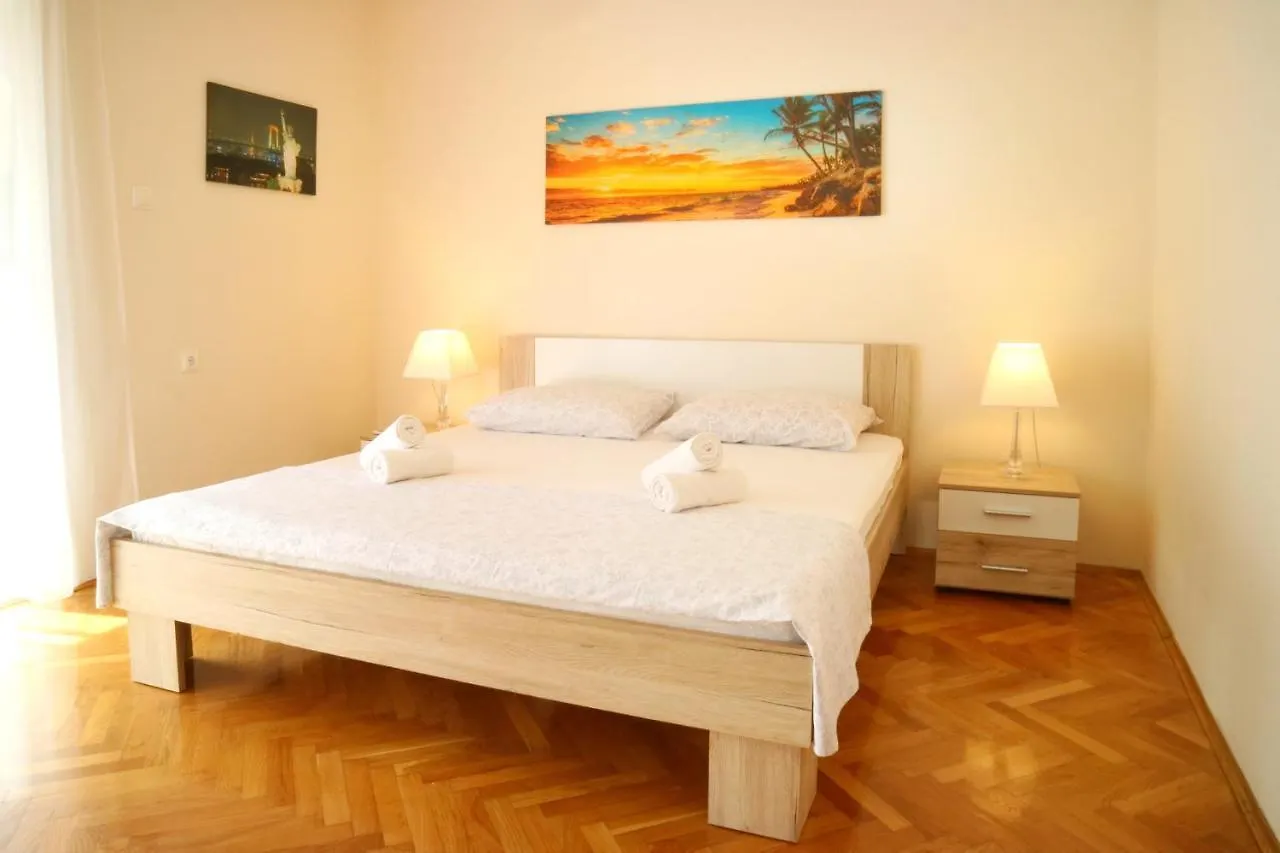 Honeycomb Apartment Split - Free Parking
