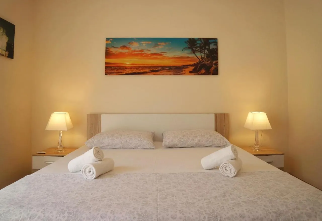 Honeycomb Apartment Split - Free Parking