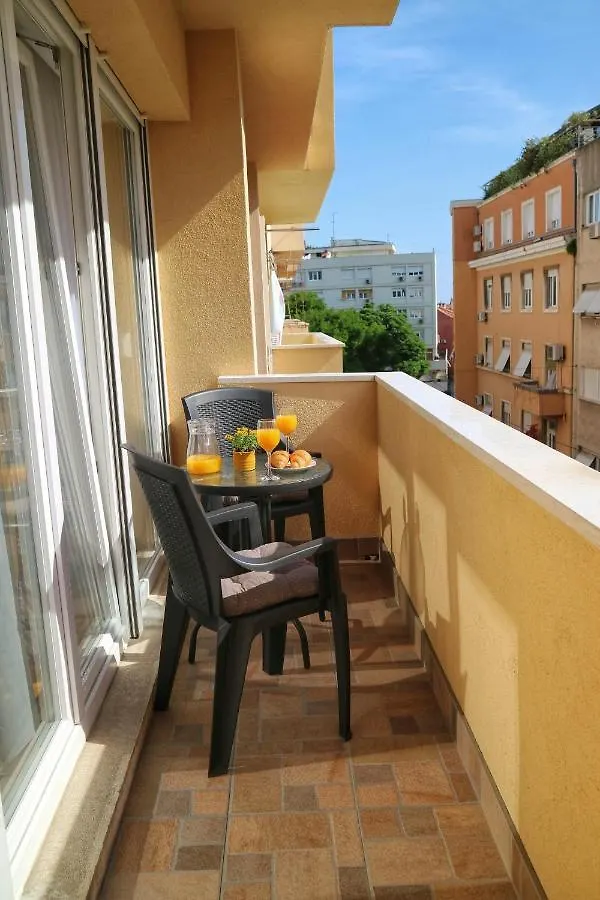 Honeycomb Apartment Split - Free Parking