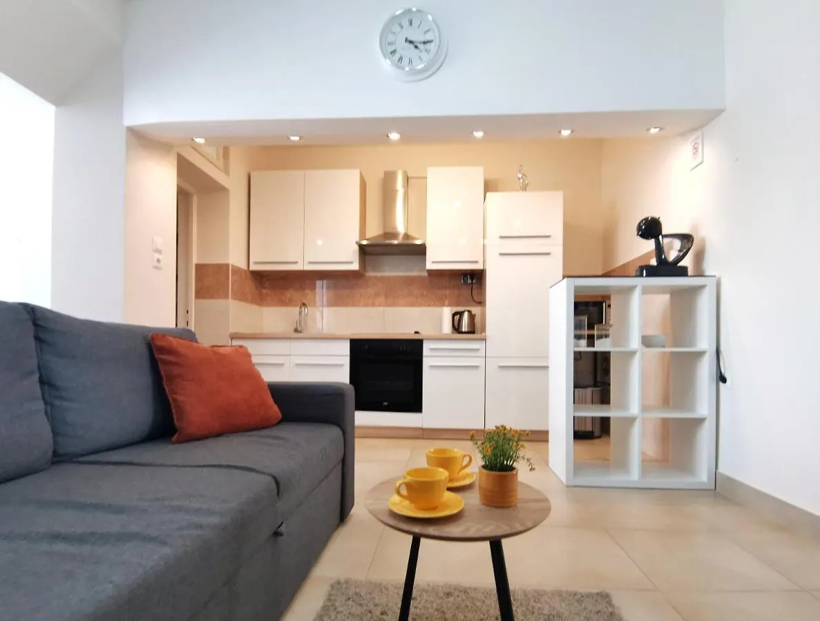 Honeycomb Apartment Split - Free Parking