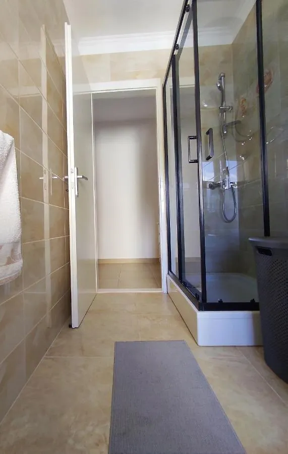 Honeycomb Apartment Split - Free Parking