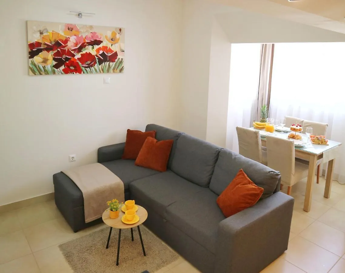 Honeycomb Apartment Split - Free Parking